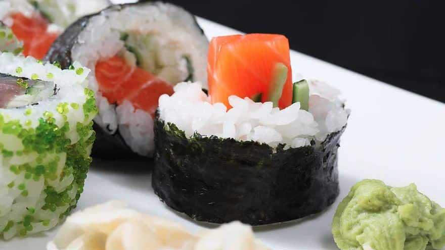 Frisches Sushi mit Lachs, Gurke und Reis, serviert mit Wasabi und Ingwer – handgerollt im Restaurant der Wuppertaler Fischkultur.