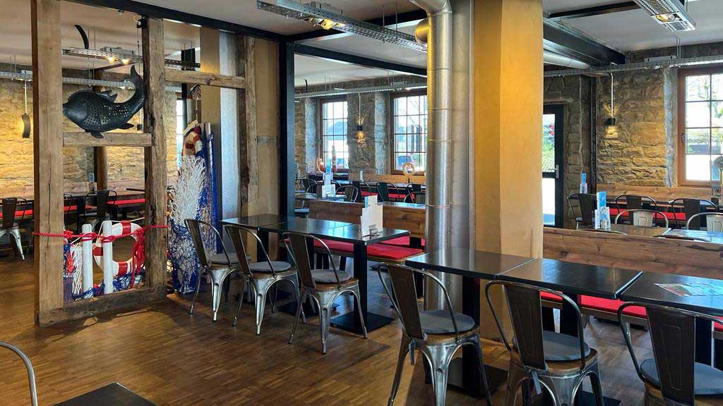 Gastraum mit Fischdeko und maritimem Flair – Fischrestaurant der Wuppertaler Fischkultur